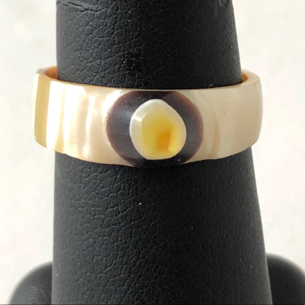 Solitaire carved shell ring
